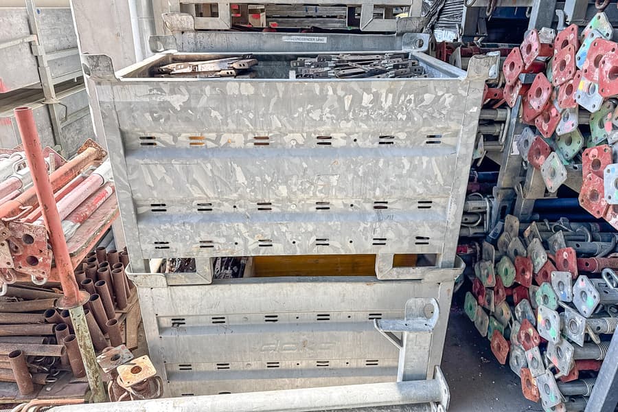 2 Transportkisten mit Schalungseisen